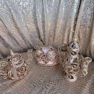 Mera Vic / Christmas Ornament / Video